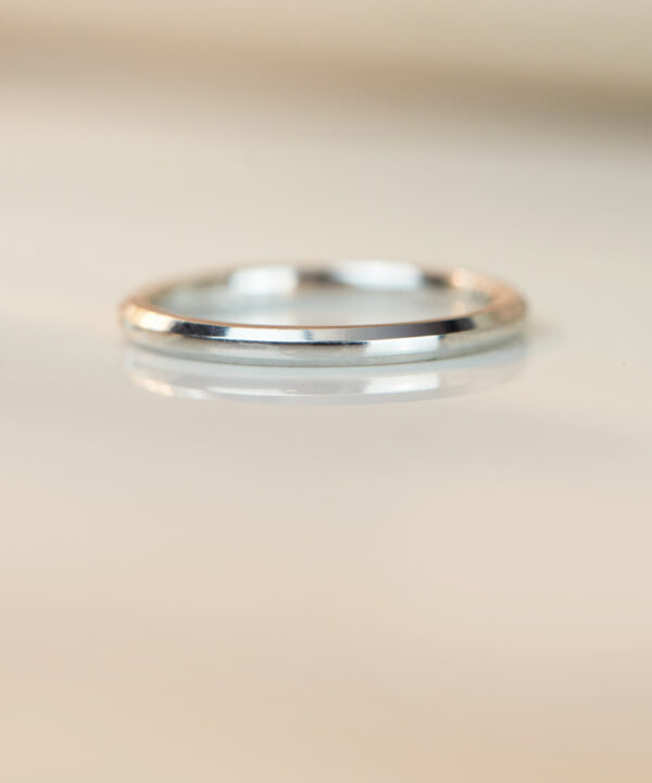 2.5mm Bevelled Edge Wedding Band – 18ct White Gold