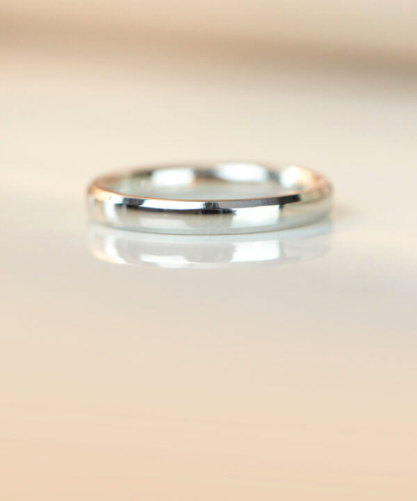 2.5mm Bevelled Edge Wedding Band – Platinum